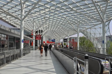 Rho, İtalya - Nisan 2018 yaklaşık: İnsanlar Rho Fiere Sergi Merkezi yakınlarında
