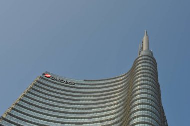 Milan, İtalya - Nisan 2018 yaklaşık: Cesar Pelli mimar tarafından tasarlanan Torre (Unicredit kule anlamına gelir) Unicredit Bankası Genel Müdürlük