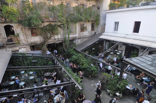 Milan, İtalya - Nisan 2018 yaklaşık: İnsanlar moda 10 Corso Como barda