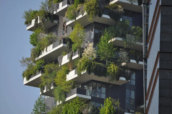 意大利米兰 2018年4月 摩天大楼命名为博斯科 Verticale 意思是垂直森林 — 图库照片