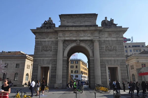 Milan, İtalya - Nisan 2018 yaklaşık: Porta Garibaldi şehir kapıları