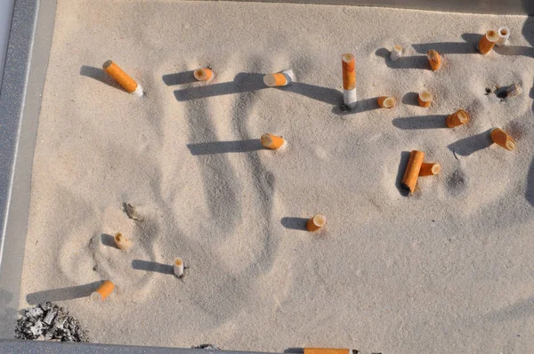 Сигаретные Окурки Песке Оставленные Курением Людей Баре — стоковое фото