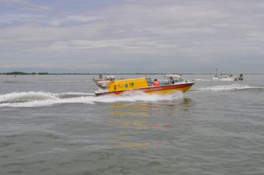Venice, İtalya - Haziran 2018 yaklaşık: ambulans tekne Venedik Lagünü