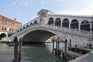 Venice, İtalya - Temmuz 2018 yaklaşık: Ponte di Rialto büyük kanal üzerinde (Rialto Köprüsü anlamına gelir)