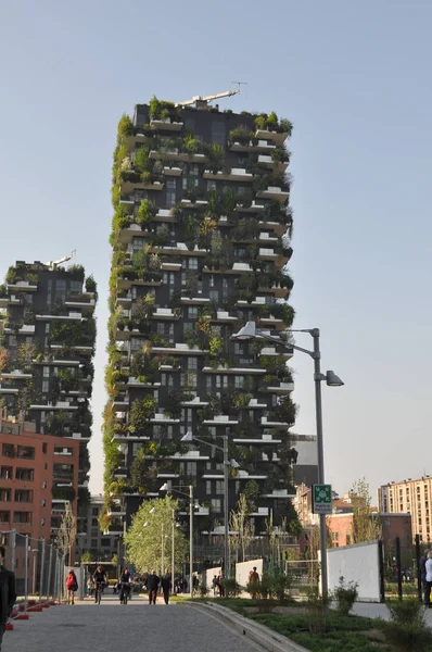 意大利米兰 2018年4月 摩天大楼命名为博斯科 Verticale 意思是垂直森林 — 图库照片