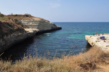 Porto Torres, İtalya - yaklaşık Ağustos 2018: Robert Baden Powell park kayalıklarla ve plaj