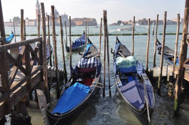 Venice, İtalya - Haziran 2018 yaklaşık: Gondol geleneksel Venedik Lagünü kürek tekne düz dipli