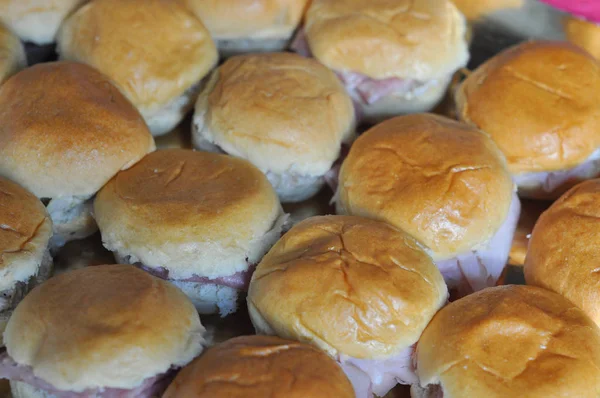 Sanduíche Panini Com Presunto Legumes Entre Fatias Pão Assado Comida — Fotografia de Stock