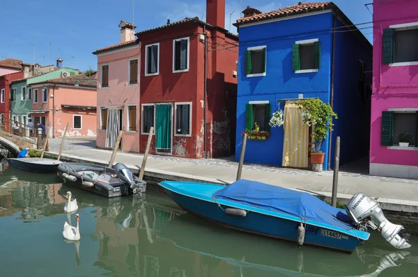 Βενετία Ιταλία Circa Ιουνίου 2018 Burano Νησί Παραδοσιακής Αρχιτεκτονικής Έντονα — Φωτογραφία Αρχείου