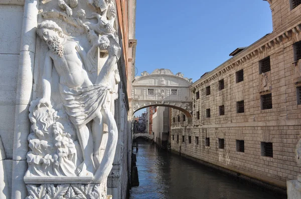 Ponte dei Sospiri (anlamı: İç Çekiş Köprüsü) Venedik, İtalya