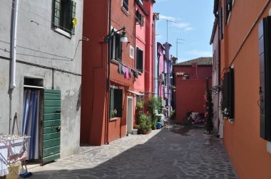 Burano Adası geleneksel mimarisi ile parlak renkler Venedik, İtalya