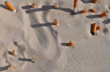 Sigara izmaritleri yasaktır insanlar tarafından yaptı kum bar