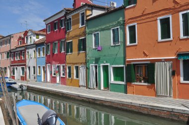 Burano Adası geleneksel mimarisi ile parlak renkler Venedik, İtalya