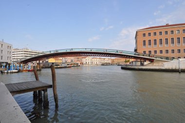 Venice, İtalya - Temmuz 2018 yaklaşık: Ponte della Costituzione büyük Santiago Calatrava tarafından tasarlanmış kanal üzerinden (Anayasa köprü anlamına gelir)