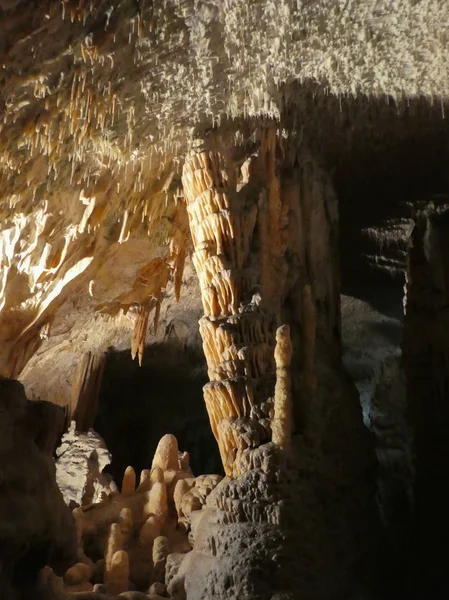 斯洛文尼亚波斯托伊纳的皮夫卡河岩溶洞穴 — 图库照片