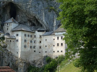 Predjama kalenin iç Carniola bölgesinde Postojna, Slovenya
