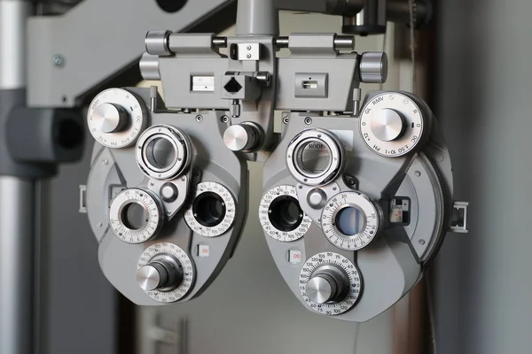 Profesyonel Optometrist Dioptri Aracı Bir Gözlükçü Laboratuvar — Stok fotoğraf