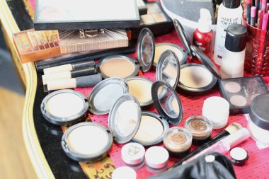 Torino, İtalya - Mayıs 2018 yaklaşık: makyaj araçları ve ürünleri