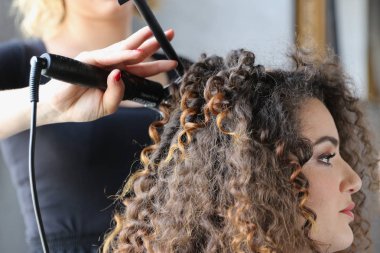 Milan, İtalya - Mayıs 2018 yaklaşık: güzel kadın modeli saç kıvırma Kuaför Kuaför