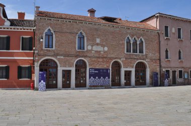 Venice, İtalya - Haziran 2018 yaklaşık: Burano Adası geleneksel mimarisi ile parlak renkler