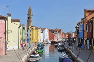 Venice, İtalya - Haziran 2018 yaklaşık: Burano Adası geleneksel mimarisi ile parlak renkler