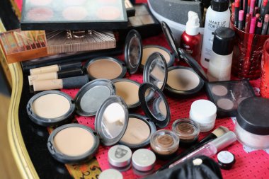 Torino, İtalya - Mayıs 2018 yaklaşık: makyaj araçları ve ürünleri
