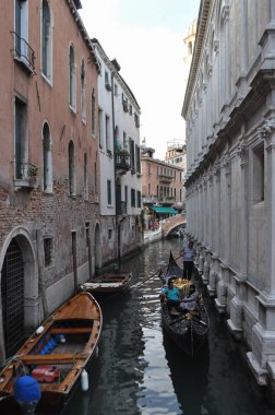 Venice, İtalya - Haziran 2018 yaklaşık: Gondol geleneksel Venedik Lagünü kürek tekne düz dipli