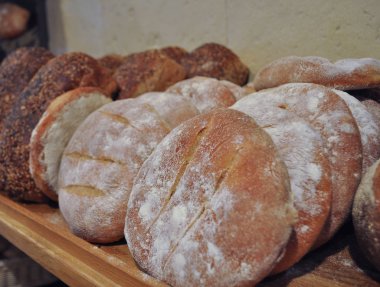 Ekmek (un hamuru ve su hamurundan).