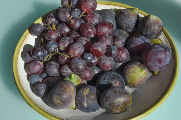 Kırmızı Üzüm Vitis Vinifera Sıradan Incir Ficus Carica Sebze Ürünleri — Stok fotoğraf