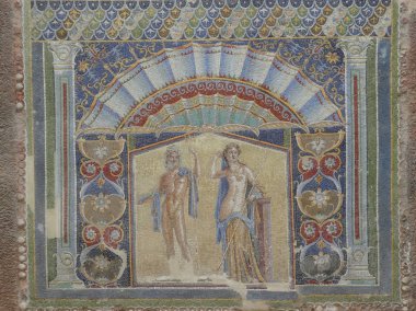 ERCOLANO, İtalya - CIRCA SEPTEMBER 2018: MS 79 'da Vesuvius Dağı' nın patlamasında volkanik küllerin altına gömülen antik Roma şehri Ercolan 'daki arkeolojik alanın kalıntıları