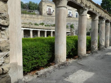 ERCOLANO, İtalya - CIRCA SEPTEMBER 2018: MS 79 'da Vesuvius Dağı' nın patlamasında volkanik küllerin altına gömülen antik Roma şehri Ercolan 'daki arkeolojik alanın kalıntıları