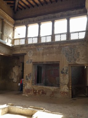 ERCOLANO, İtalya - CIRCA SEPTEMBER 2018: MS 79 'da Vesuvius Dağı' nın patlamasında volkanik küllerin altına gömülen antik Roma şehri Ercolan 'daki arkeolojik alanın kalıntıları