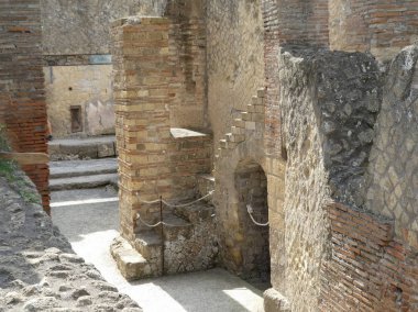 ERCOLANO, İtalya - CIRCA SEPTEMBER 2018: MS 79 'da Vesuvius Dağı' nın patlamasında volkanik küllerin altına gömülen antik Roma şehri Ercolan 'daki arkeolojik alanın kalıntıları