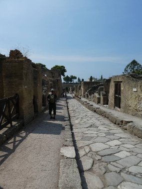 ERCOLANO, İtalya - CIRCA SEPTEMBER 2018: MS 79 'da Vesuvius Dağı' nın patlamasında volkanik küllerin altına gömülen antik Roma şehri Ercolan 'daki arkeolojik alanın kalıntıları