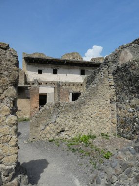 ERCOLANO, İtalya - CIRCA SEPTEMBER 2018: MS 79 'da Vesuvius Dağı' nın patlamasında volkanik küllerin altına gömülen antik Roma şehri Ercolan 'daki arkeolojik alanın kalıntıları