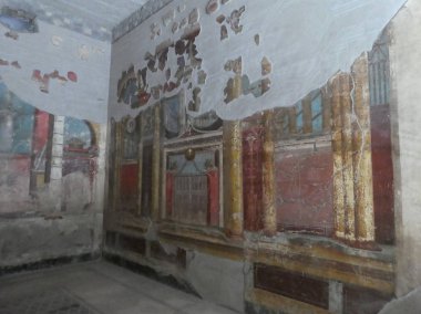OPLONTIS, İtalya - CIRCA SEPTEMBER 2018: MS 79 'da Vesuvius Dağı' nın patlamasında volkanik küllerin altına gömülen antik Roma şehri Oplontis 'teki arkeolojik alanın kalıntıları