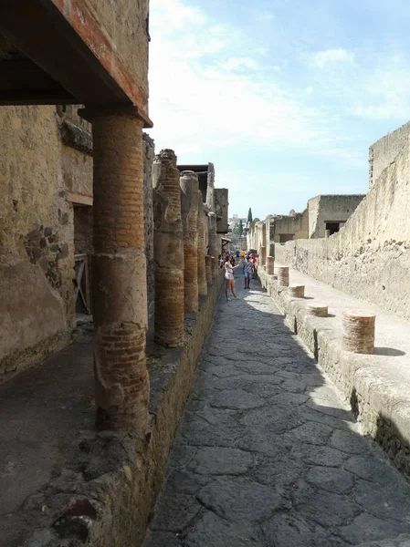 ERCOLANO, İtalya - CIRCA SEPTEMBER 2018: MS 79 'da Vesuvius Dağı' nın patlamasında volkanik küllerin altına gömülen antik Roma şehri Ercolan 'daki arkeolojik alanın kalıntıları
