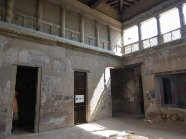 ERCOLANO, İtalya - CIRCA SEPTEMBER 2018: MS 79 'da Vesuvius Dağı' nın patlamasında volkanik küllerin altına gömülen antik Roma şehri Ercolan 'daki arkeolojik alanın kalıntıları