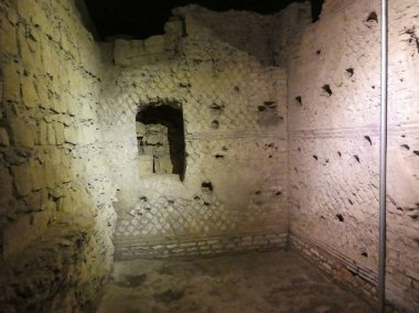NAPLES, ITALY - CIRCA EPTEMBER 2018: San Lorenzo Maggiore kilisesi altında Napoli Macellum antik Roma kalıntıları