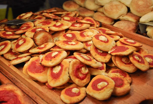 小さなピザを意味する イタリアの焼き料理 — ストック写真