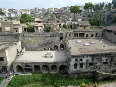 ERCOLANO, İtalya - CIRCA SEPTEMBER 2018: MS 79 'da Vesuvius Dağı' nın patlamasında volkanik küllerin altına gömülen antik Roma şehri Ercolan 'daki arkeolojik alanın kalıntıları