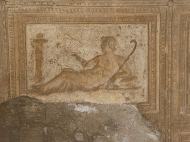 ERCOLANO, İtalya - CIRCA SEPTEMBER 2018: MS 79 'da Vesuvius Dağı' nın patlamasında volkanik küllerin altına gömülen antik Roma şehri Ercolan 'daki arkeolojik alanın kalıntıları