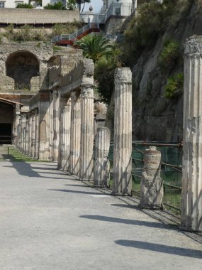 ERCOLANO, İtalya - CIRCA SEPTEMBER 2018: MS 79 'da Vesuvius Dağı' nın patlamasında volkanik küllerin altına gömülen antik Roma şehri Ercolan 'daki arkeolojik alanın kalıntıları