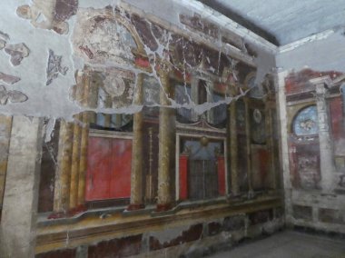 OPLONTIS, İtalya - CIRCA SEPTEMBER 2018: MS 79 'da Vesuvius Dağı' nın patlamasında volkanik küllerin altına gömülen antik Roma şehri Oplontis 'teki arkeolojik alanın kalıntıları