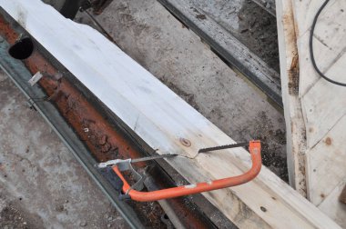 İnşaat alanında tahta testeresi