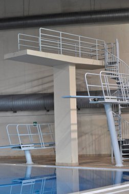 yüzme havuzu trambolini