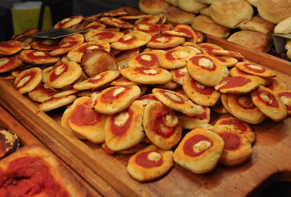 Pizza (pizza pequeña) comida horneada — Foto de Stock