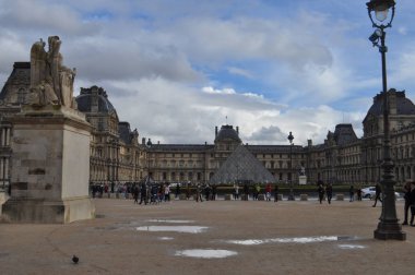 Paris 'teki Louvre Müzesi