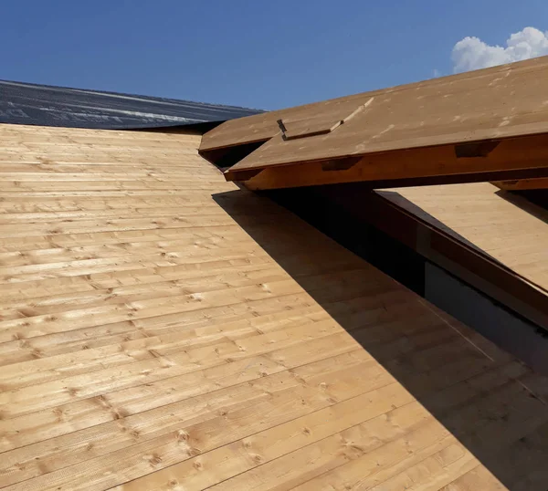 Dřevěná střecha ve staveništi — Stock fotografie