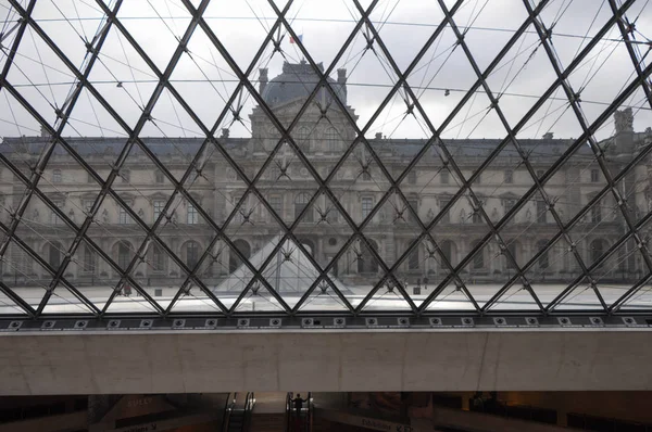 Музей Лувра в Париже — стоковое фото